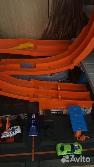 Гараж Hot Wheels Shark Ultimate (Mega)