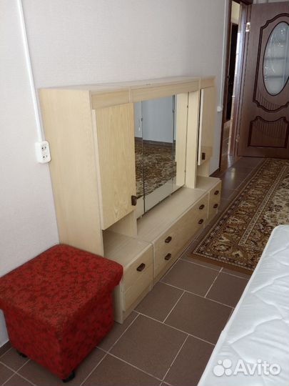 Трюмо с зеркалом