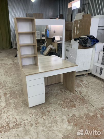 Столик с зеркалом