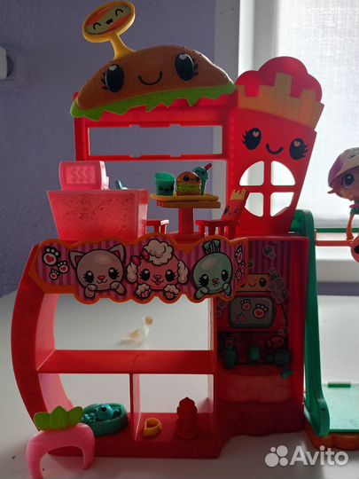 Игрушечный домик с мебелью