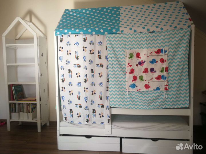 Кровать-домик + полка для книг