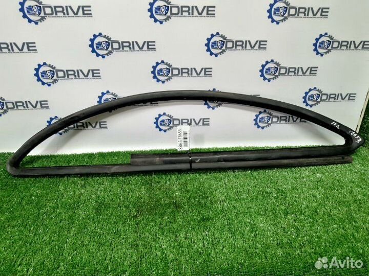 Уплотнитель стекла двери передний левый Mercedes