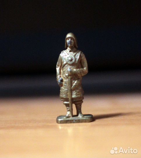 Игрушка из киндер-сюрприза