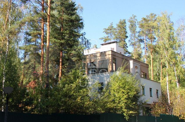 Коттедж 600 м² на участке 20 сот.