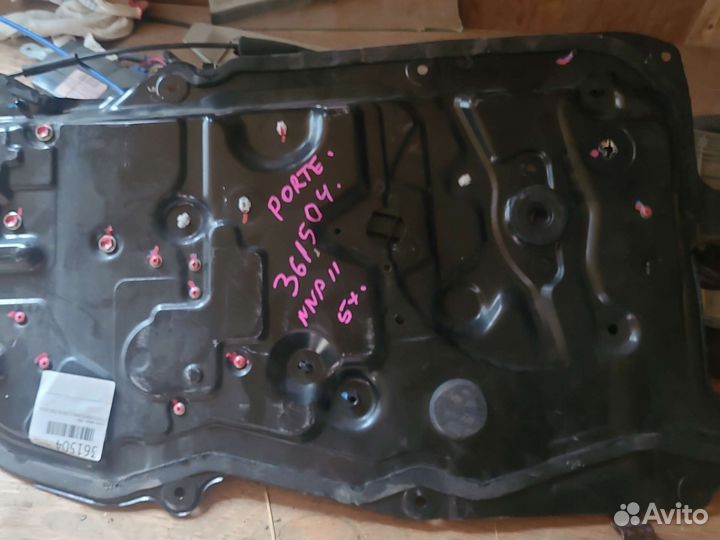 Внутренности откатной двери Toyota Porte 2009г