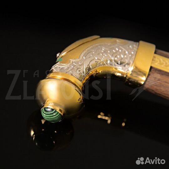 Восточная сабля с зелеными камнями