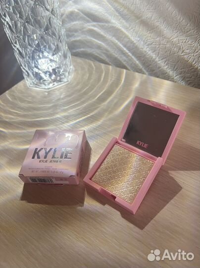 Kylie cosmetics пудра с эффектом сияния Kylighter