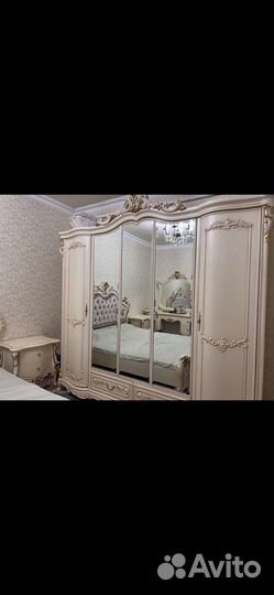 Продаю спальный гарнитур