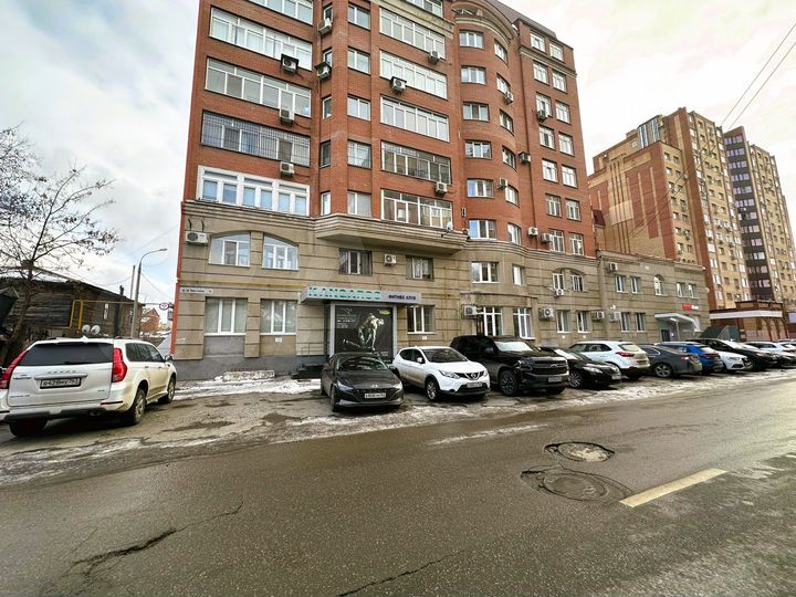 Сдаётся торгово-офисное помещение с парковкой