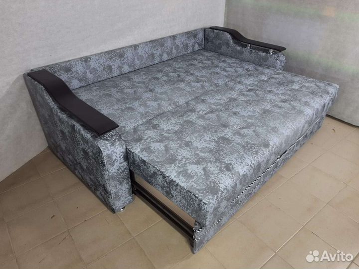 Диван на металлокаркасе