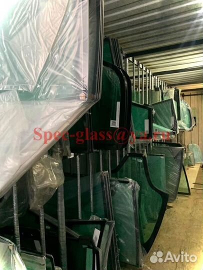 Стекло кузовное маленькое возле стрелы Hitachi