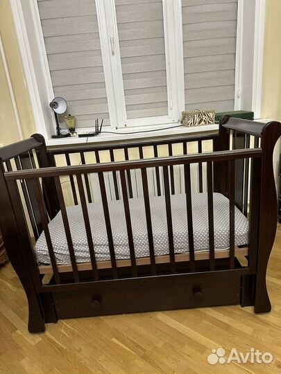 Детская кроватка с маятником