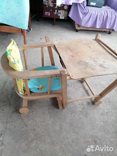 Детская кроватка и столик для кормления