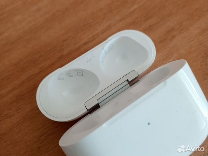 Зарядный кейс и наушник airpods 3 на левое ухо