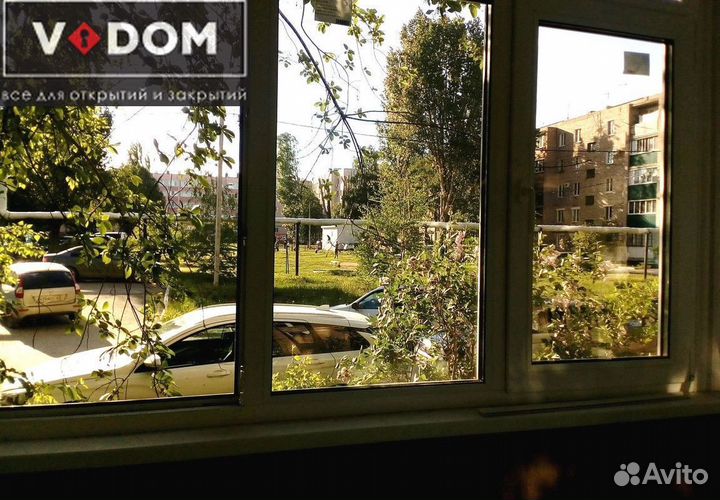 Пластиковая балконная дверь с окном