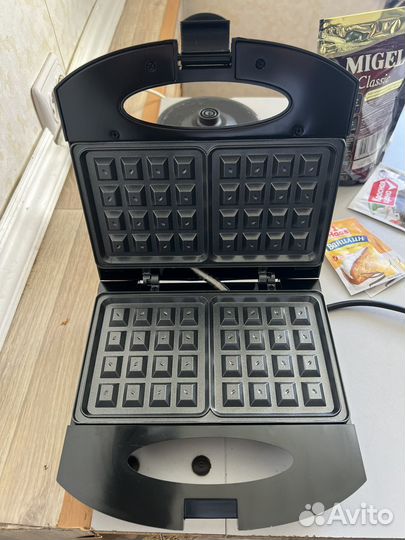 Электрическая вафельница новая