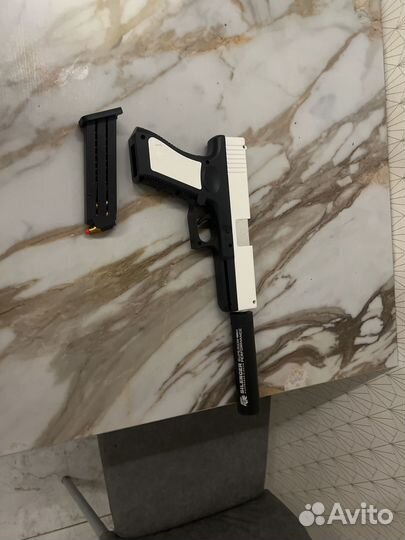 Игрушечный пистолет с пульками