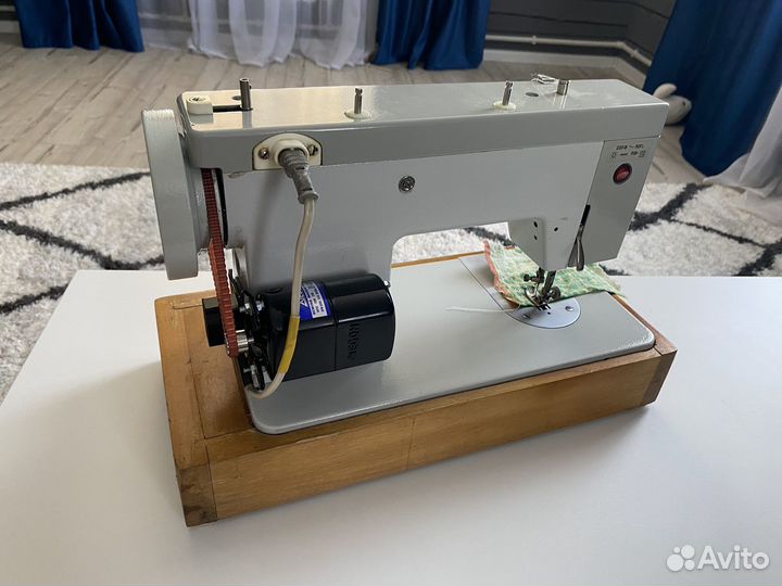 Швейная машинка чайка 143