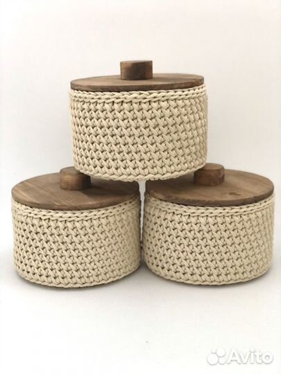 Вязаная корзинка с деревянной крышкой