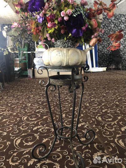 Напольная декоративная подставка для цветов