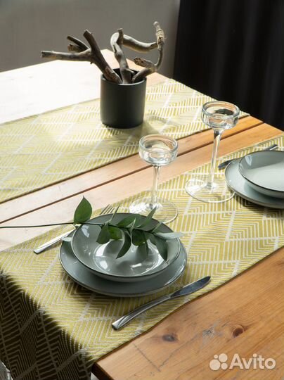 Дорожка на стол с кисточками