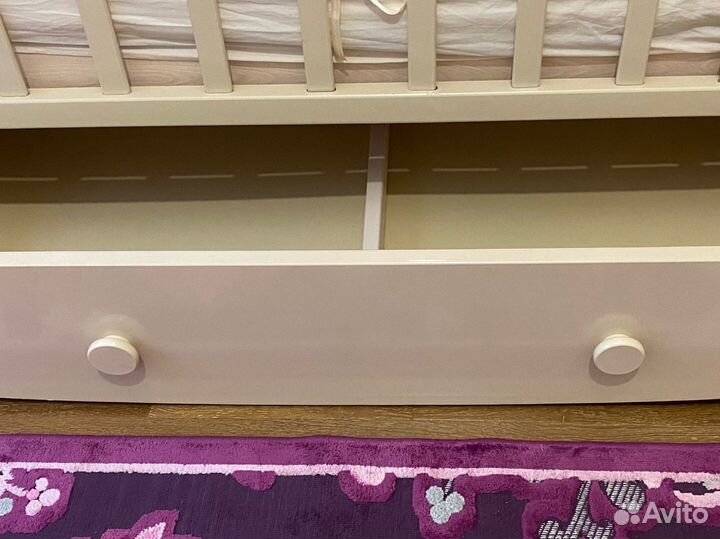 Деревянная фабричная кроватка для ребенка