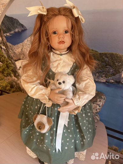 Коллекционная фарфоровая кукла
