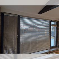 Жалюзи на окна из дерева