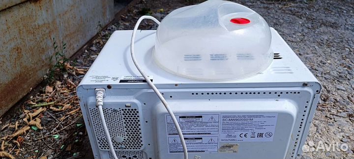 Микроволновка Scarlett в рабочем состоянии