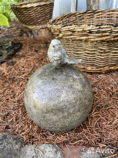 Птичка на шаре из бетона. Декор для сада