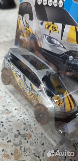 Модель Hot Wheels Chrysler Pacifica серебристый