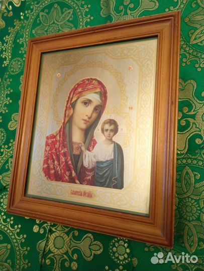 Икона Богородица Казанская, в киоте под стеклом