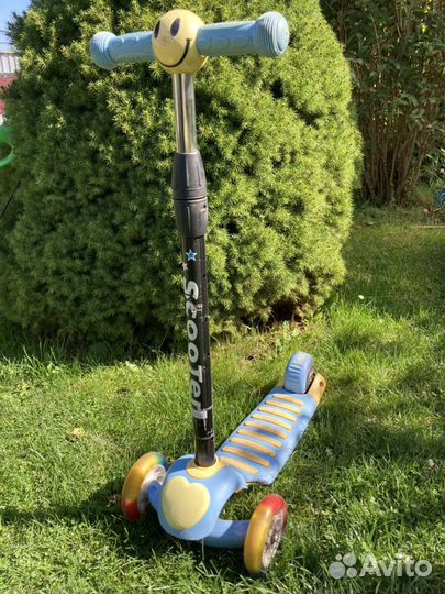 Самокат трёхколёсный