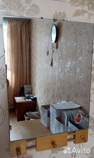 Зеркало с деревянными крючками