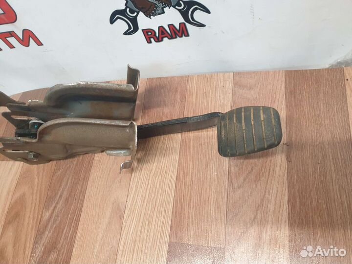 Педаль тормоза Renault Sandero Stepway 2