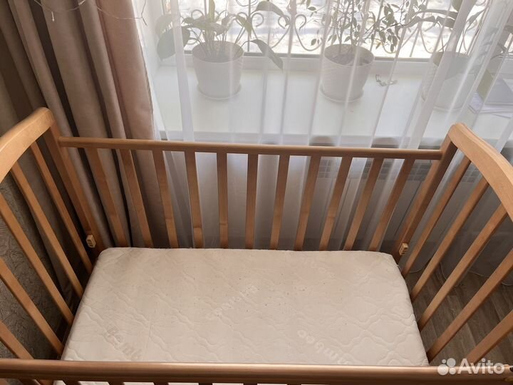 Детская кроватка с маятником