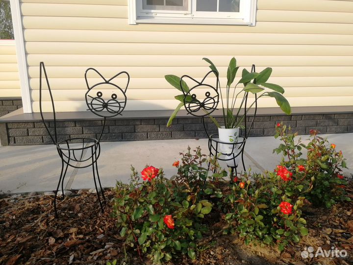 Металлическая подставка для цветов