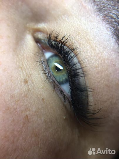 Мастер по наращиванию ресниц