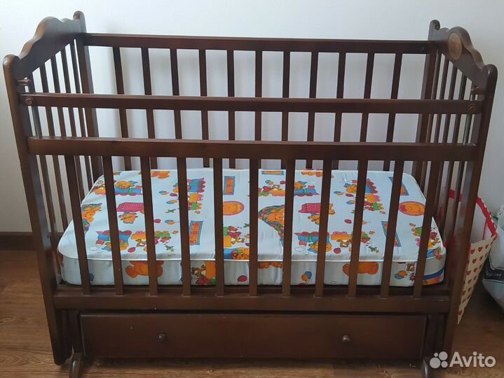 Детская кроватка с маятником и ящиком