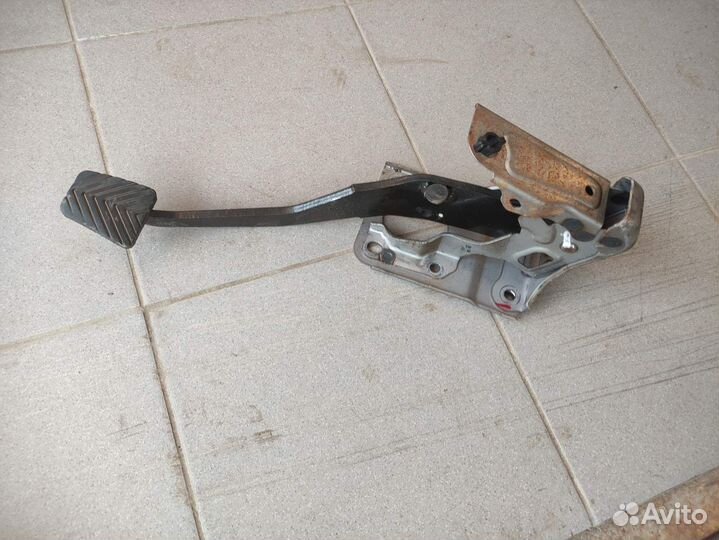 Педаль тормаза и сцепления