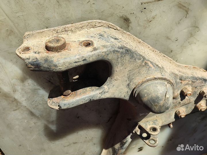 Передний левый нижний рычаг Митсубиси Паджеро 2