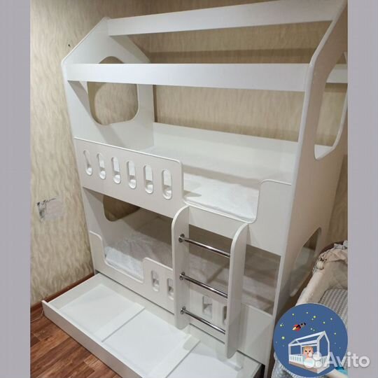 Детская двухъярусная кровать