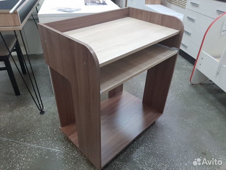 Стол компьютерный на колесиках