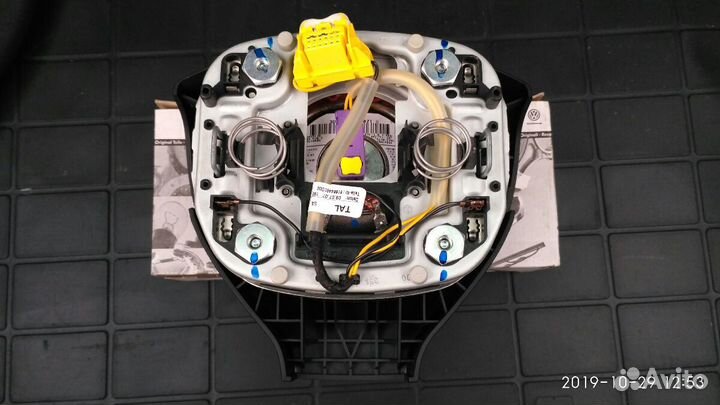 Подушка безопасности водителя в руль vw golf5 jett