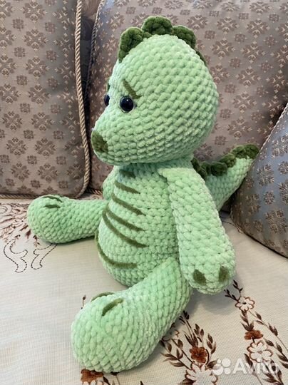 Игрушки - вязаный заяц, динозавр и дракон