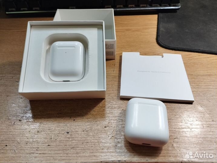 Airpods 1 поколения. В комплекте даю два чехла