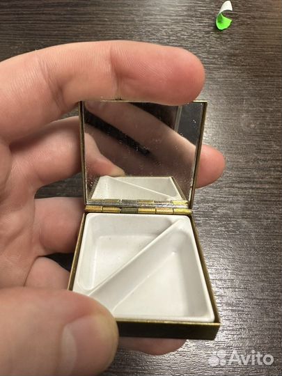 Пудреница, латунь, эмаль, Европа, 20 век