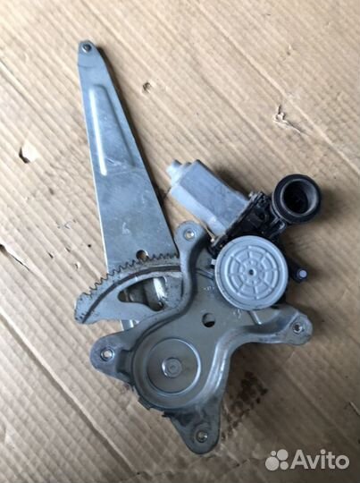 Стеклоподъемник задний правый Toyota RAV4(647)