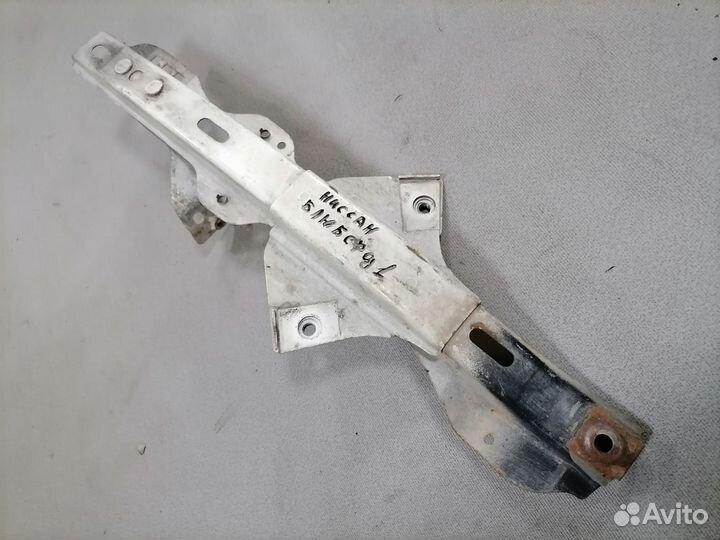 Планка замка капота Nissan Bluebird 1983-1990