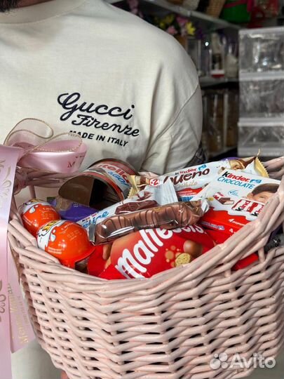 Подарок девушке. Корзина. Шоколад